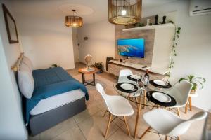 a bedroom with a bed and a table and chairs at Río Cuarto Host in Río Cuarto