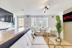 un soggiorno con un divano e un tavolo di Cozy Riverside Cottage in Hertford Town with Parking a Hertford