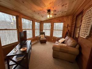 Μια τηλεόραση ή/και κέντρο ψυχαγωγίας στο Log Cabin, Hot Tub, Secluded Close To Town