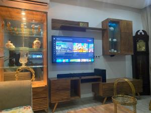 TV a/nebo společenská místnost v ubytování Appartamento di classe ed elegante