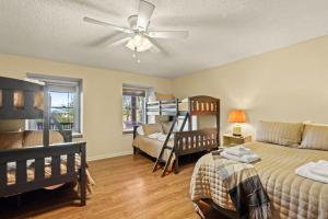 Giường trong phòng chung tại Pet Friendly Chalet With Views