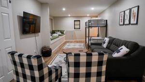 un soggiorno con un divano e due poltrone di Lookout Lodge - Hot tub, Views, Xbox, Bar a Beech Mountain