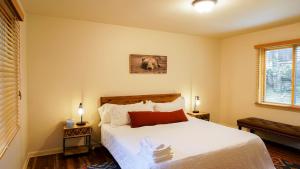 una camera da letto con un letto con lenzuola bianche e una finestra di Lookout Lodge - Hot tub, Views, Xbox, Bar a Beech Mountain