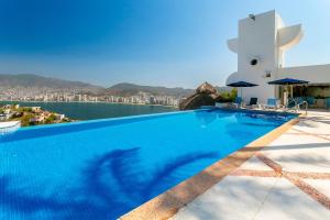 a swimming pool with a view of the water at Departamento en Brisas Diamante in Acapulco