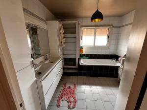 Koupelna v ubytování Spacieuse maison familiale avec piscine privée