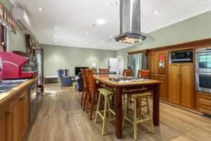 Una cocina y un comedor con mesa y sillas. en Birdstow Spacious peaceful Stay Sleeps Ten, en Wentworth Falls