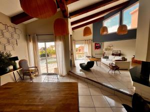 Posezení v ubytování Spacieuse maison familiale avec piscine privée