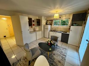 Kuchyň nebo kuchyňský kout v ubytování Spacieuse maison familiale avec piscine privée + 9 fotografií