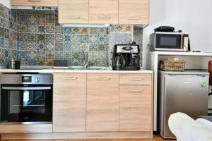 a kitchen with a stove and a microwave at City Center Flat with Terrace (Capparis) in Athens