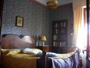 Un dormitorio con una cama con cabecero de madera. en Villa Maria Bed & Breakfast, Corridonia, Marche, en Corridonia
