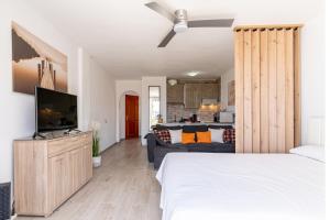 ein Schlafzimmer mit Bett und ein Wohnzimmer in der Unterkunft Modern studio with ocean views and heated pool in Malibu Park in Adeje + 49 Fotos