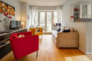 un salon avec deux chaises et un canapé dans l'établissement Forsthaus Wegenerskopf 12 PAX Natur & Ruhe, à Thale