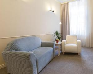 Khu vực ghế ngồi tại Unitas Hotel
