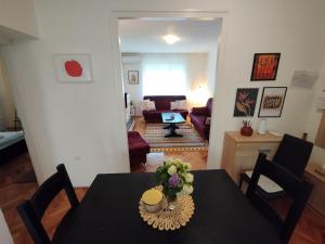 Posezení v ubytování Fabulous Apartment "Central Sun" with Balcony and Park View + 17 fotografií