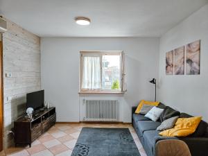 a living room with a couch and a tv at 10 minuti da Gardaland con Piscina e Giardino in Salionze