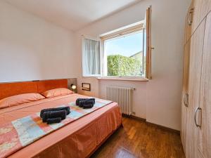 a bedroom with a bed and a window at 10 minuti da Gardaland con Piscina e Giardino in Salionze +29 photos