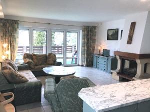 ein Wohnzimmer mit Couch und Kamin in der Unterkunft Insko Home & Sauna in Ińsko