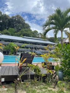 ein Resort mit einem Swimmingpool und einem Gebäude in der Unterkunft Arwana Beach Resort - BS in Pulau Perhentian Besar + 10 Fotos