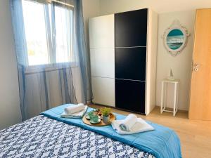 una camera da letto con un letto con un vassoio di cibo sopra di Apartment Natasa a Vinišće