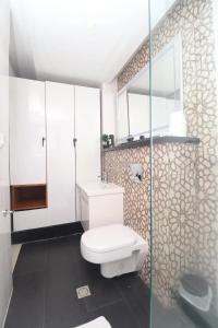 a bathroom with a toilet and a glass shower at HE Appart 402 situé à Bonapriso hôtel de l'air avec salle de Gym in Douala