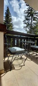 a bench sitting on top of a balcony at Vila Zvončica, apartman Puzović 22 in Kopaonik