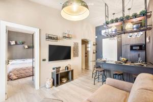 a living room with a couch and a bar in a room at RioAlto, TerreMarine in Riomaggiore