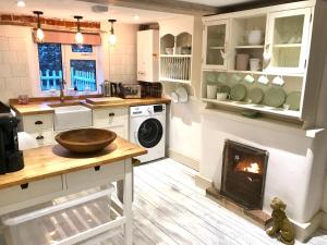 Køkken eller tekøkken på Love Heart Cottage