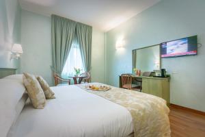 Un pat sau paturi într-o cameră la Hotel Santacroce Meeting