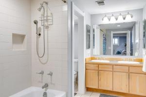 Ένα μπάνιο στο Less Than 1 Mi to Washington Park Denver Vacation Rental +30 φωτογραφίες