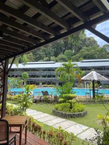 ein Resort mit einem Swimmingpool und einem Gebäude in der Unterkunft Arwana Beach Resort - BS in Pulau Perhentian Besar