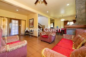 Una sala de estar con sofás y chimenea. en 4 Bedroom Cabin in Camp John Hay, en Baguio