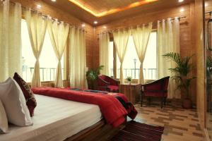 チェイルにあるAarambh - A Boutique Homestay By Shivaneel Hospitalityのベッドルーム1室(赤いシーツと窓付きのベッド1台付)