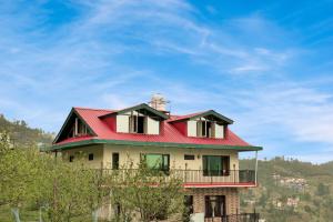 チェイルにあるAarambh - A Boutique Homestay By Shivaneel Hospitalityの赤い屋根の家