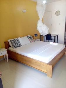 a bedroom with a bed in a room at Airport Lodge Lungi in Lungi +23 photos