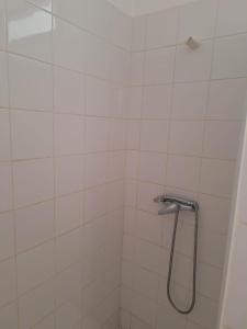 una doccia con soffione in un bagno di Útulný apartmán na Praia de Chaves, Boa Vista a Sal Rei
