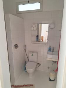 un piccolo bagno con un water e un lavandino di Útulný apartmán na Praia de Chaves, Boa Vista a Sal Rei