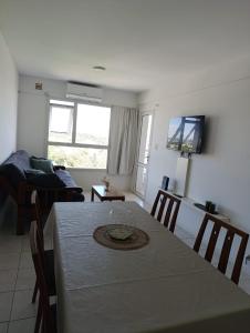 un salon avec une table et un canapé dans l'établissement Apart Paraná, à Paraná