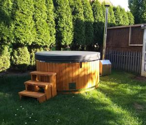 姆拉哥沃Dom wakacyjny w Kiersztanowie Ładnie Tu的热水浴池和庭院内的长凳