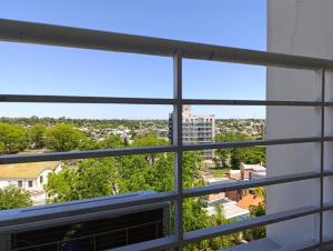 une vue d'une ville depuis une fenêtre dans l'établissement Apart Paraná, à Paraná 10 autres photos