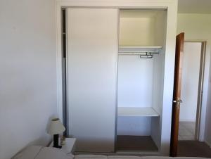 une porte vitrée menant à une chambre avec un lit dans l'établissement Apart Paraná, à Paraná