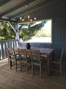 姆拉哥沃Dom wakacyjny w Kiersztanowie Ładnie Tu的甲板上的木桌和椅子