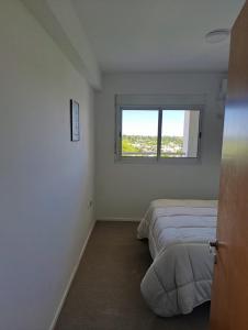 une chambre avec deux lits et une fenêtre dans l'établissement Apart Paraná, à Paraná