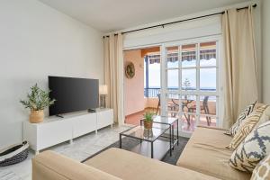 Televízia a/alebo spoločenská miestnosť v ubytovaní Jardines del Mar