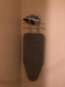 ein Koffer hängt an einer Wand in einem Raum in der Unterkunft Casa Portales Ciudad Juarez in Zaragoza