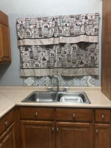 eine Küchenspüle mit einem Handtuch mit Geld darauf in der Unterkunft Casa Portales Ciudad Juarez in Zaragoza