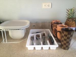 ein Tablett mit Besteck auf einer Theke in der Unterkunft Casa Portales Ciudad Juarez in Zaragoza + 39 Fotos