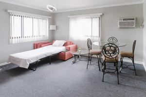 صورة لـ Charming Room w Private Bath Wi-Fi in Brownstown في Woodhaven