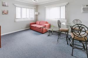 صورة لـ Charming Room w Private Bath Wi-Fi in Brownstown في Woodhaven +12 صورة