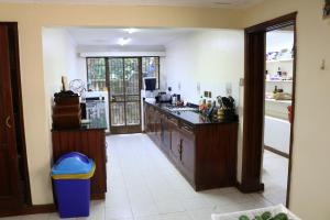 Η κουζίνα ή μικρή κουζίνα στο Leafy Expat Houseshare