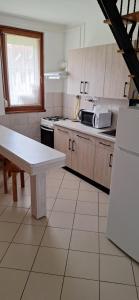 Kuchyňa alebo kuchynka v ubytovaní For You Apartman Gyula